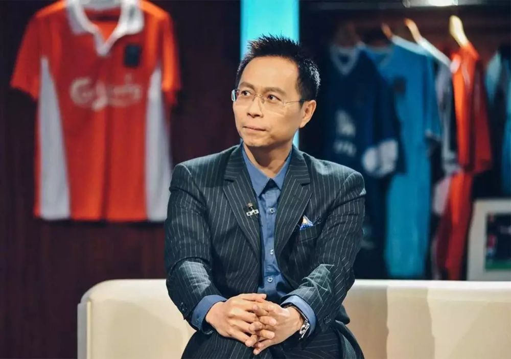 越是污名远播的连环杀人犯，就越轻易引来仿照犯。孟买连环杀手拉曼拉加夫(Raman Raghav) 在六十年月一共杀戮41人。片子援用昔时事务，把Raman Raghav 一分为二，Raman以残暴手段杀戮无辜；Raghav 则负责查询拜访凶案。兵和贼，看似二元对峙，但在一章章的片子中，二元逐步归并为一。宝莱坞片子教父又一别树一格作品，用后现代气概处置平常小事，把鸡毛蒜皮的小事都拍得使人回味。冷处置热炽惊心的犯法现场，凶手脸上伤痕、眼神、颦笑都使人惊心动魄。《甘旨情书》的纳华萨甸薛迪奇扮演反常杀人狂魔，不卖印度式歌舞温情，转卖印度式血腥，照旧震动世人。